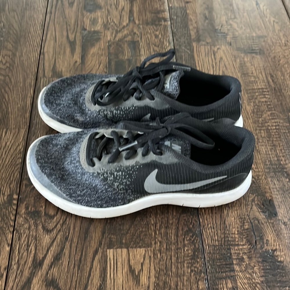 Nike shoe US 5y. I only worn a few times.